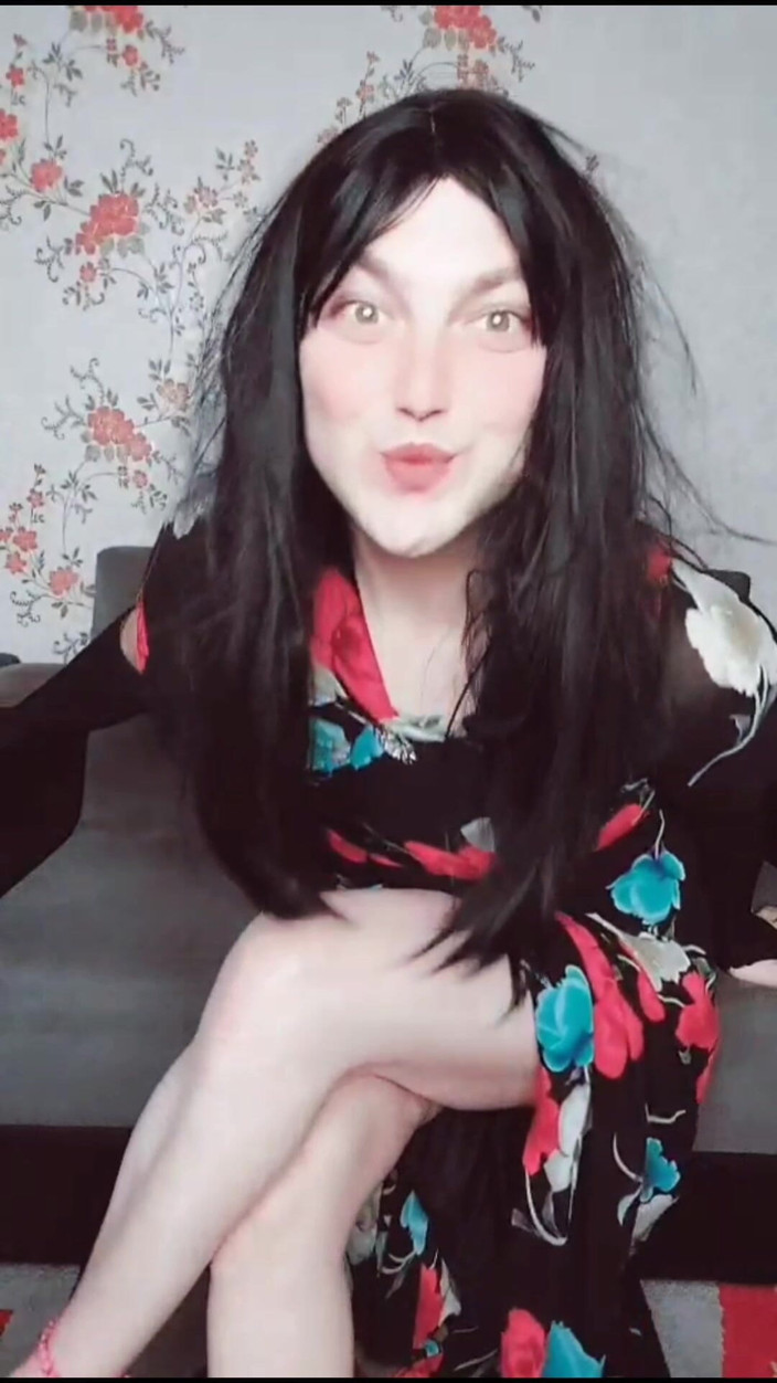 Kitty_Cross: Çiçekli pinky ve siyah saçlı sevimli genç