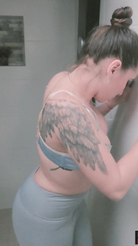 En primer plano - tentación de mear desesperadamente en pantalones mojados - baño nuevo