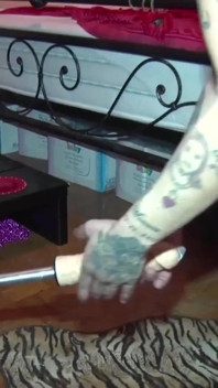 Scopata hardcore con la macchina del sesso, ebano e puttana tatuata