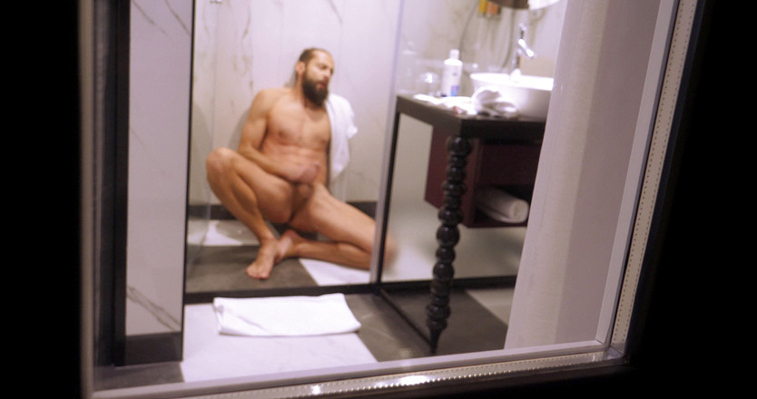 Jerking studs: Chlap ve sprše