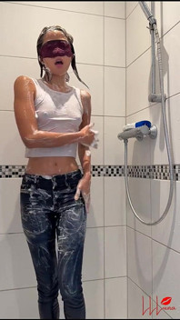 Ducha vestida: flaca asiática vista mojada en jeans mojados y top mojado - show de ducha en solitario y admiración del cuerpo mojado