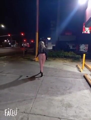 Barbietransxxxx: Une trans sexy devant un oxxo anal
