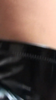 Masturbation en gros plan d'une blonde parfaite dans des bottes en cuir sexy à talons hauts