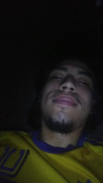 AlexAlejandro13: Sexy Muž S Obrovským Penisem Dotýká Sám Na Gauči