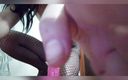 Petra Grifin: Mädchen masturbiert mit einem rosa dildo