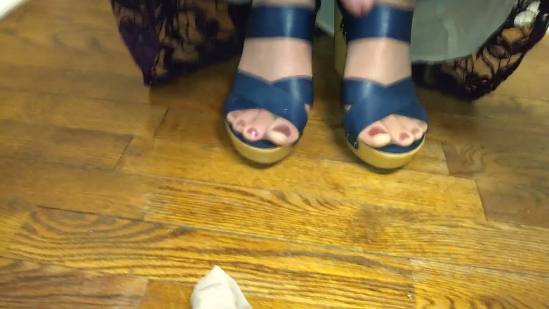 Pantyhose Jasmine: Ležela na podlaze a nech mě tě pokrýt mým spermatem