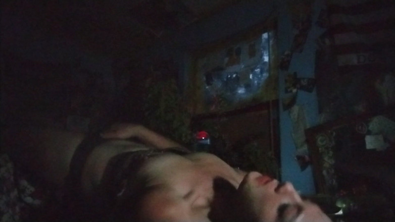 Freakshowsuckerr: Krásná brunetka si hraje sama se sebou na pohovce