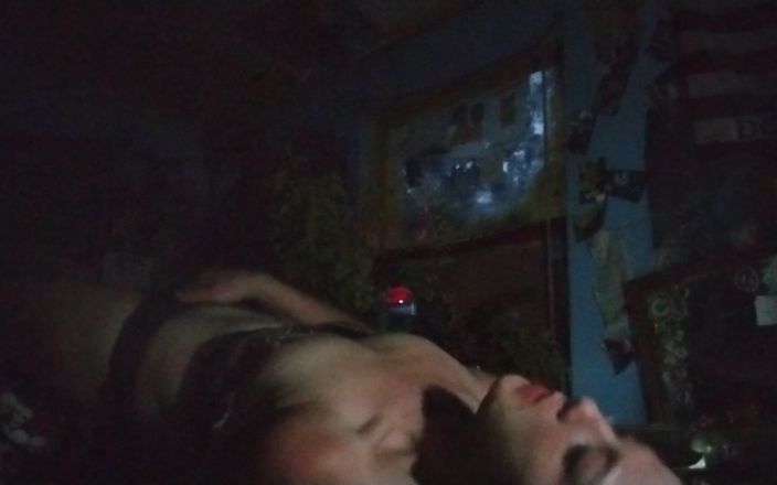 Freakshowsuckerr: Piękna brunetka bawi się ze sobą na kanapie