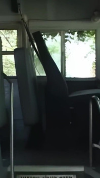 Een hete jonge Misty Parks geneukt in de bus