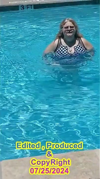 Vicki l’infirmière porte des damiers à la piscine