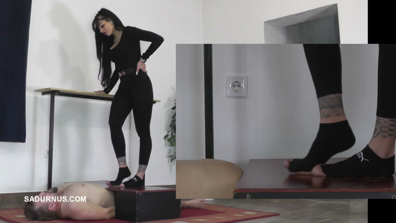 Sadurnus: Paní Cleo v ponožkách Puma pošlape jeho otroka k orgasmu...