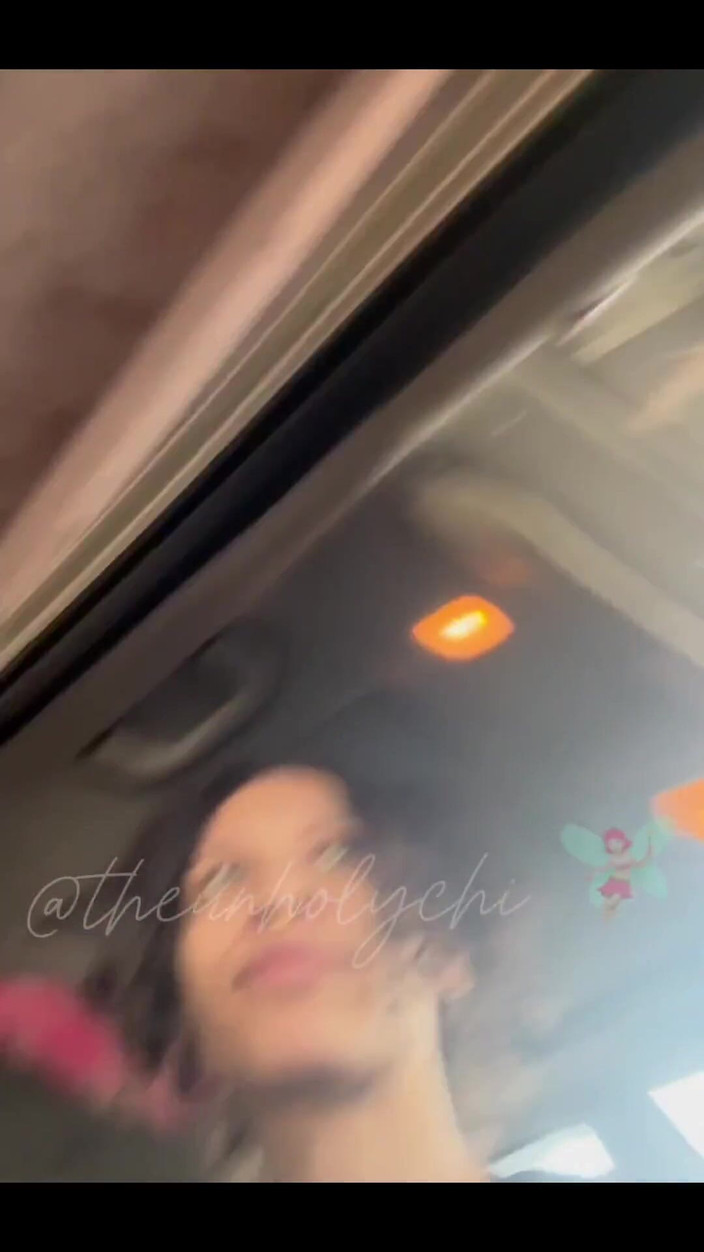 theunholychi: ムラムラして衝動的で足を見せびらかす!