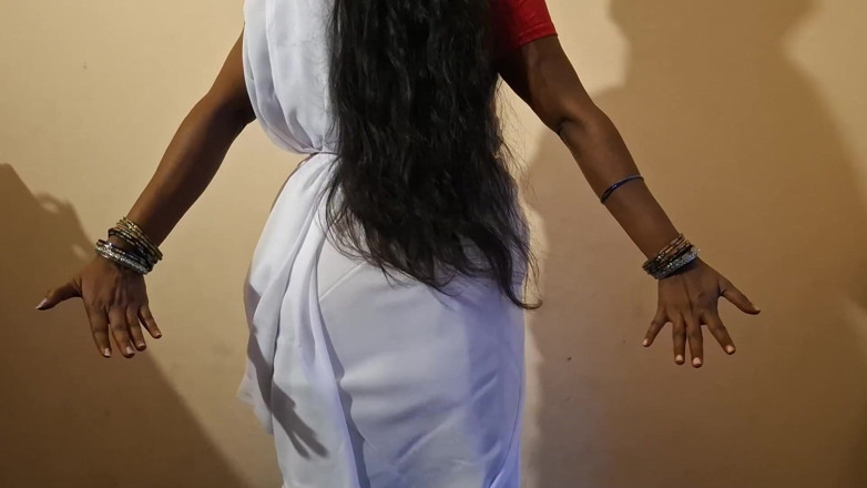 Delightrose: Sexe indien torride entre une femme fantôme et un homme