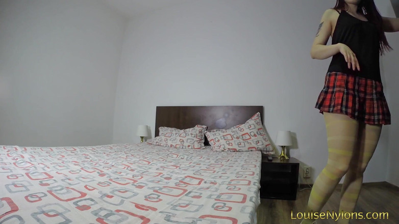 Louise Nylons: laal baalon vaali seksi pentihoj men poj de rahi hai...