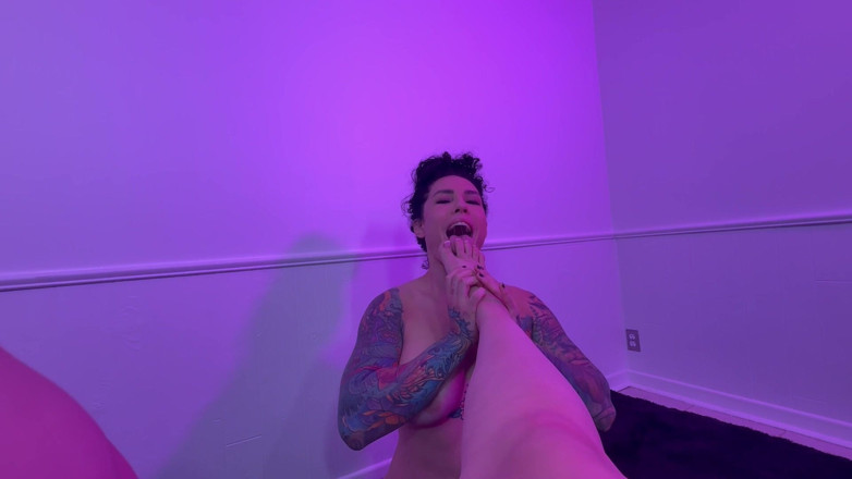 Bianca Bailee: 第一人称视角 特写女同性恋湿滴的阴户舔舐