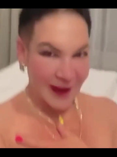KarmenMilf: おっぱいとお尻の誘惑
