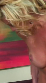 Cette jeune nymphomane blonde ne peut résister à une énorme bite