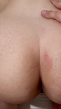 (asiatique)Je baise à peine la femme de mon ami et mets ma bite dans sa chatte étroite