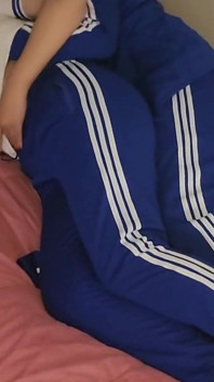 女大学生发现她的男朋友和另一个女孩在一起，并把她操同学的视频发给了他