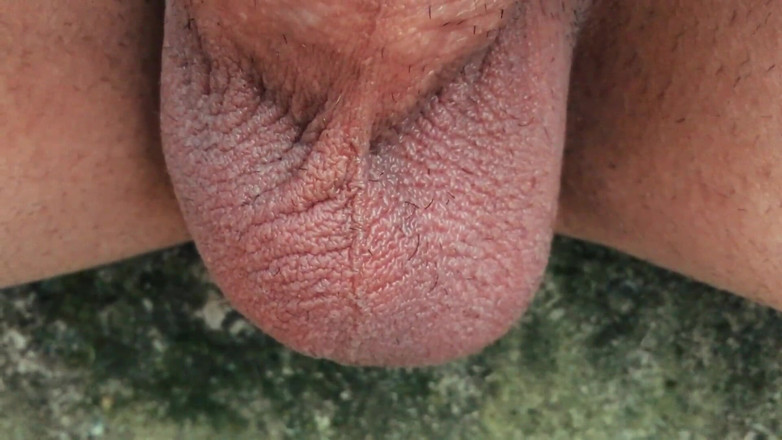 Idmir Sugary: 추운 날씨에 야외에서 트윈크 볼 - 공과 부드러운 자지를 닫습니다.