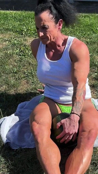 La miLF muscolare kandys in una schiacciamento della anguria in una dominazione