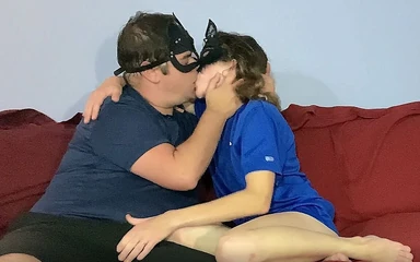 Voller fick auf der couch und mr. isst sein sperma heiß beim küssen