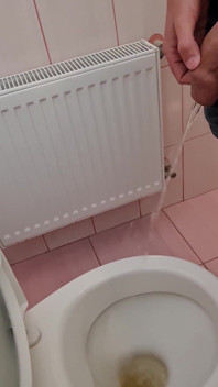 Cara faz xixi em um banheiro público e faz uma selfie