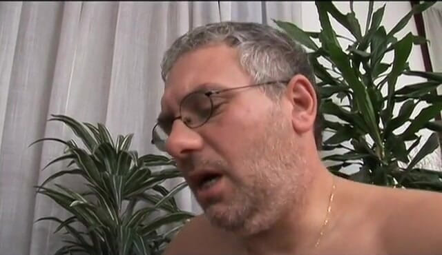 My porn family: Papai cuida de sua jovem e puta enteada