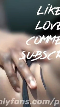 Menyuruhnya memegang kamera semasa saya mengongkeknya