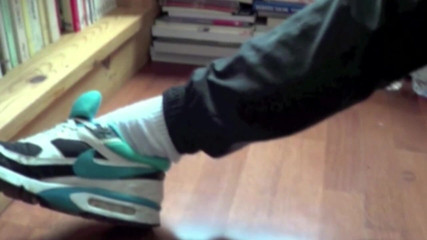 Young straight boy masturbation: Il ragazzo msucle si masturba con piscio e sneaker