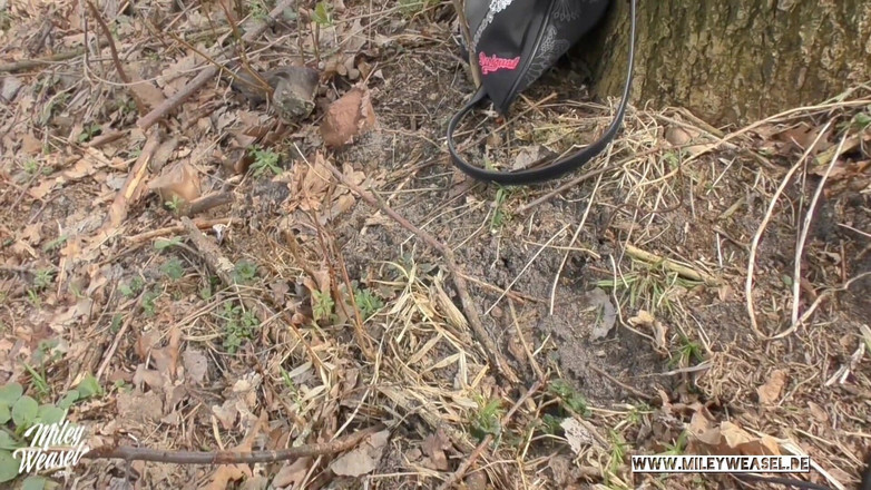 Miley Weasel: かわいい女の子が自分を縛り、公衆の場でセックスされた