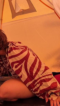Fan på en utomhusfestival i ett tält