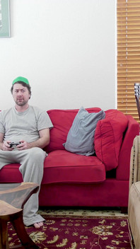 Мачуха пропонує дупу, щоб заспокоїти божевільного пасинка