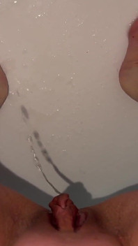 Kencing di kamar mandi pov