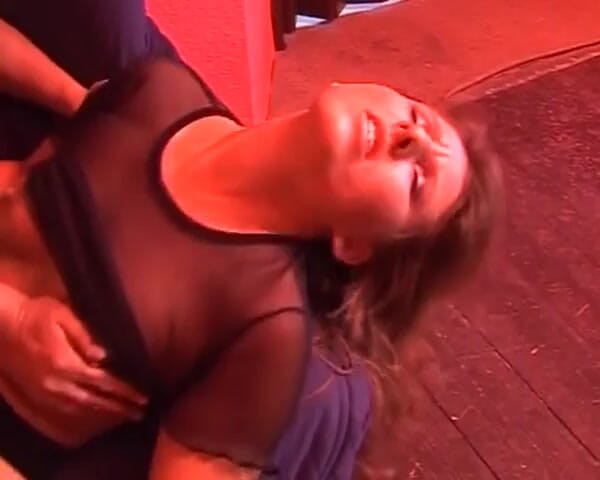 Porno kino: 大きなおっぱいブルネットのドイツ人熟女は、猫のフィストファック行為の後に精液を食べる