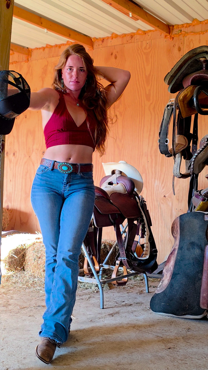 NaughtyRedFarmgirl: Safada farmgirl vermelha tira lentamente a roupa de cavalgar