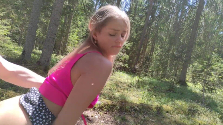 S-Wife Katy: Una zorra casada se perdió en el bosque, la ayudó...