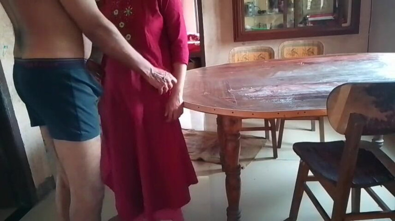 LEGSCOUPLE12: Cowok ini ngentot memek istrinya habis-habisan di meja makan sampai...