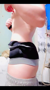 Nově Femboy rád třese svým kulatým zadkem