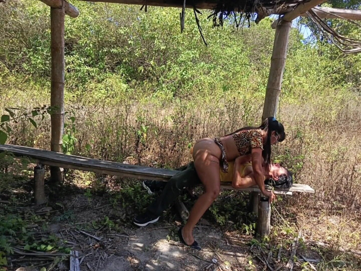 Lady: 在树林里操我的大屁股继母