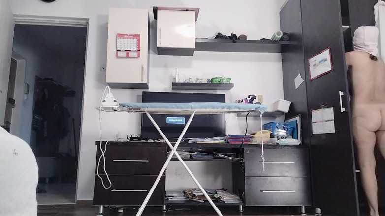 Amateur_MS: Een Sexy Harige Brunette Doet Naakt Het Huishouden. Latina Met...