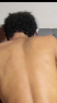Je convainc mon ami de me sucer la bite et de finir par lui éjaculer sur le visage