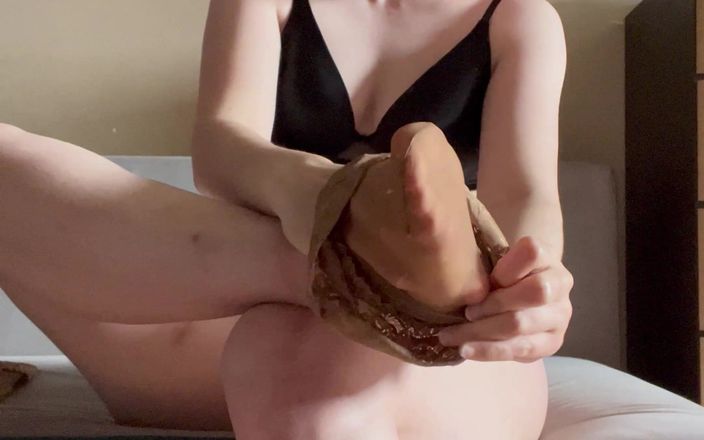 NicoleRay: Mặc và khoe vớ beige
