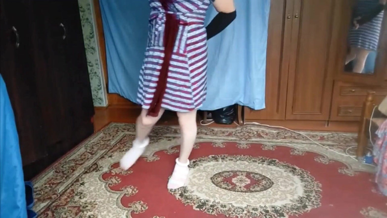 Kitty_Cross: Une ravissante trans aux yeux doux debout à la porte