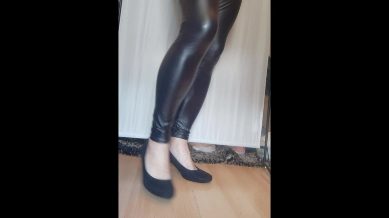 Nattalie Trans: Legging Kulit Faux Hitam dan Sepatu Hak Tinggi