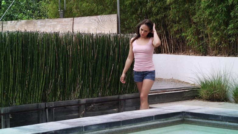 Flash Model Amateurs: Geile tiener vingert haar kut onder de douche