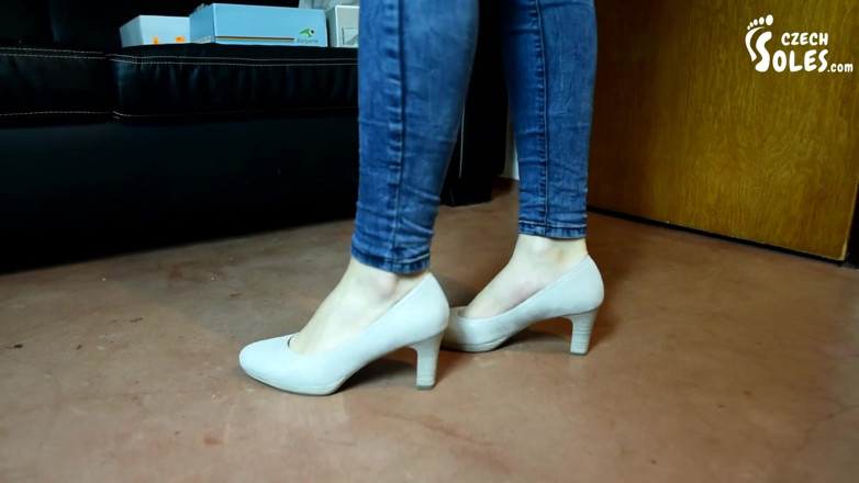 Czech Soles - foot fetish content: Приміряючи високі підбори на її сексуальних ногах