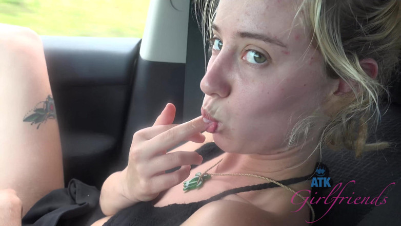 ATK Fans (Girlfriends): Haley doprowadza cię do szaleństwa masturbując się na przednim siedzeniu