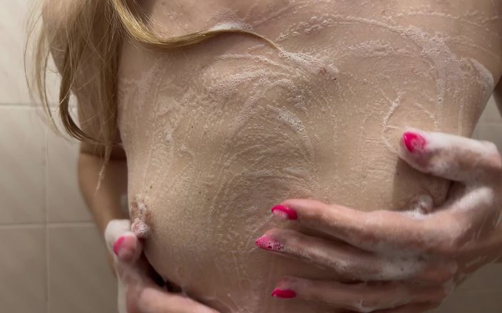 Mia Foster: नहाते समय मेरे स्तनों के साथ खेलना
