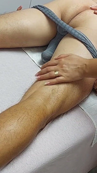 Spermashot överraskning under massage! Blond massör med stora bröst fick hennes klient att ejakulera i underkläder
